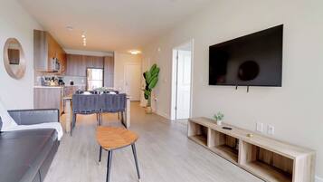 Een televisie en een open haard