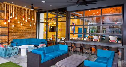 Modern Apt | Pool & Gym Access