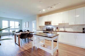 Refrigerador, microondas, horno, placa de cocina