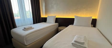 Standaard driepersoonskamer | 1 slaapkamer, hypoallergeen beddengoed, een minibar