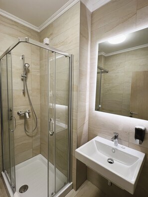Shower, hair dryer, bathrobes, slippers - Nobel West Hotel (Belgrade)
