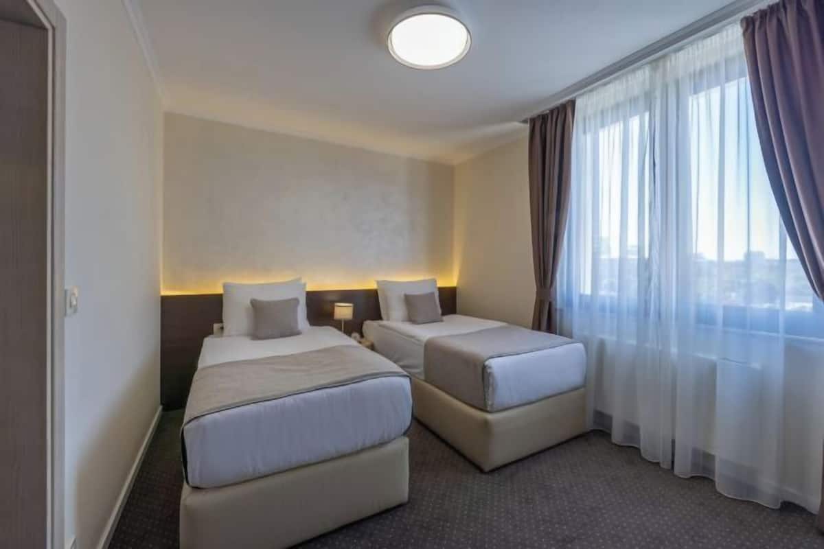 Allergikerbettwaren, Minibar, Zimmersafe, Schreibtisch