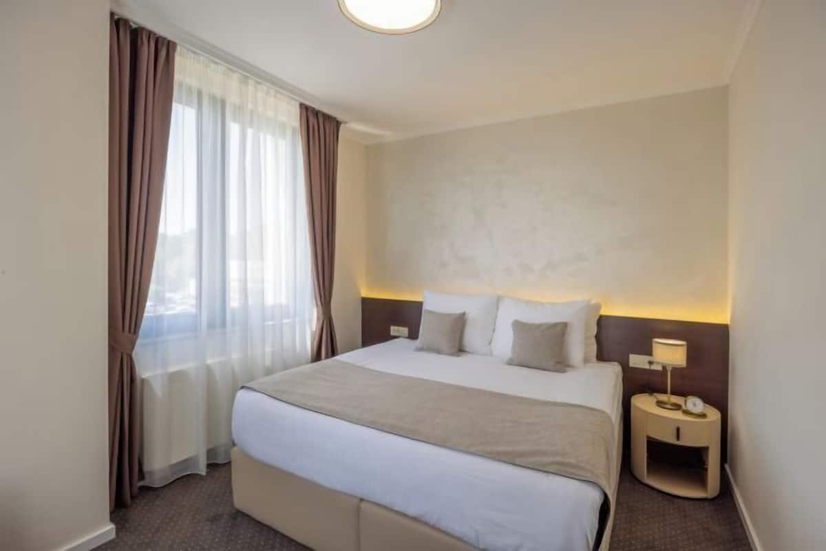 Allergikerbettwaren, Minibar, Zimmersafe, Schreibtisch