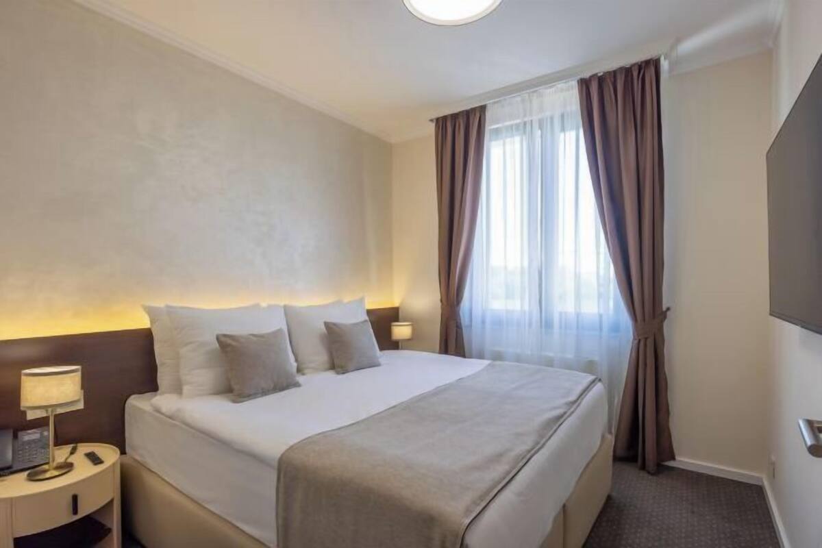 Allergikerbettwaren, Minibar, Zimmersafe, Schreibtisch