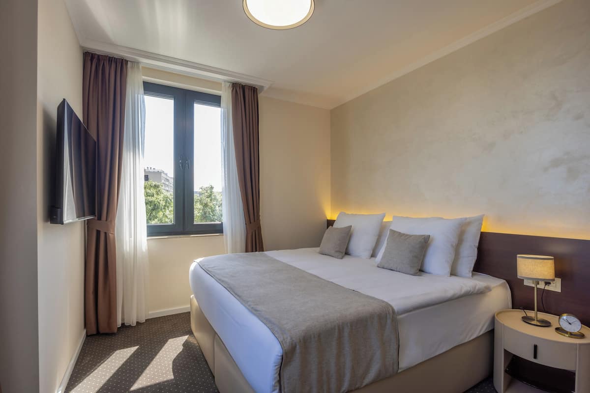1 bedroom, hypo-allergenic bedding, minibar, in-room safe
