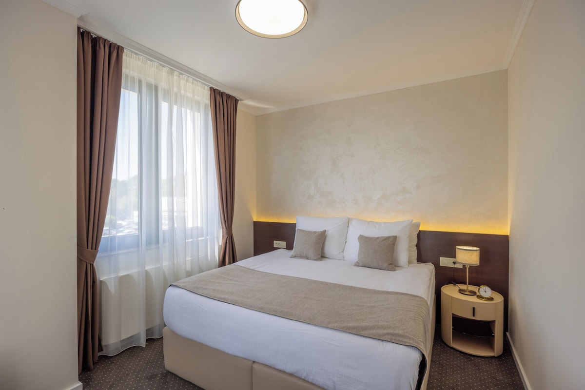 Hypo-allergenic bedding available, minibar, in-room safe, desk