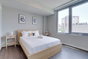 2 bedrooms, desk, iron/ironing board, WiFi