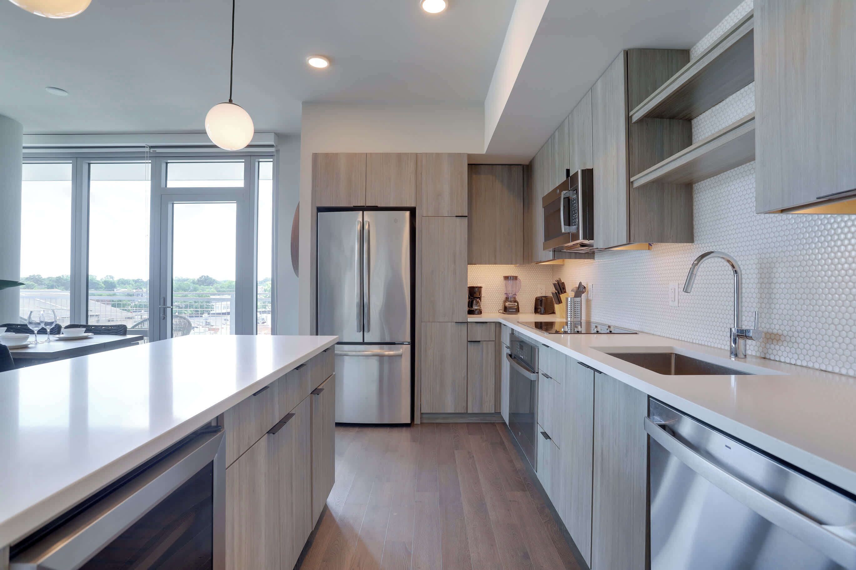 冷蔵庫、電子レンジ、オーブン、コンロ