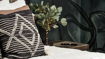 4 bedrooms, desk, iron/ironing board, travel crib