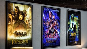 Un mur orné d’affiches de films, dont « Le Seigneur des anneaux : La Communauté de l’anneau » et « Avengers : La fin du jeu ».