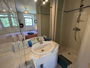 Bruser, hårtørrer, bidet, håndklæder