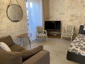 Een televisie en een open haard