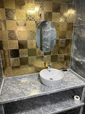 Douche, douche à « effet pluie », sÚche-cheveux, serviettes fournies