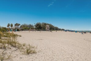 Espreguiçadeiras, toalhas de praia 