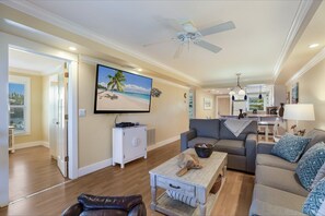 Smart TV, books - Beachfront, Breathtaking Gulfviews with Resort Pool and Spectacular Sunsets. (HOLMES BEACH)