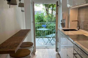 ثلاجة، فرن، موقد طهي مسطح، غسالة أطباق