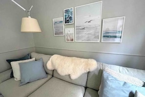 TV connectée, livres, chaîne hi-fi