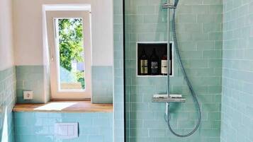 Douche, sĂšche-cheveux, serviettes fournies, savon
