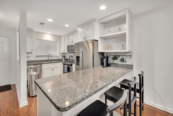 Fridge, microwave, oven, stovetop - Tastefully decorated 2 BR/2.5 BA townhome close to everything! Monthly rental (St. Simons Island)