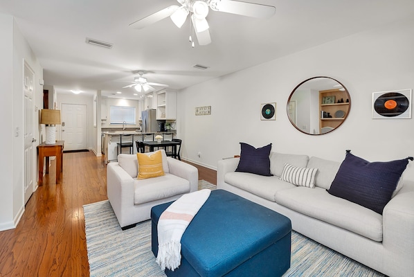 Smart TV - Tastefully decorated 2 BR/2.5 BA townhome close to everything! Monthly rental (St. Simons Island)