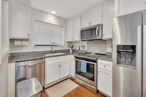 Fridge, microwave, oven, stovetop - Tastefully decorated 2 BR/2.5 BA townhome close to everything! Monthly rental (St. Simons Island)