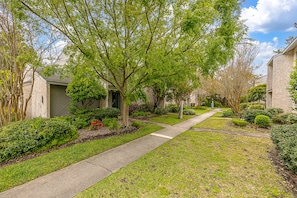 Property grounds - Tastefully decorated 2 BR/2.5 BA townhome close to everything! Monthly rental (St. Simons Island)