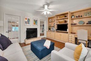 Smart TV - Tastefully decorated 2 BR/2.5 BA townhome close to everything! Monthly rental (St. Simons Island)