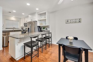 Fridge, microwave, oven, stovetop - Tastefully decorated 2 BR/2.5 BA townhome close to everything! Monthly rental (St. Simons Island)