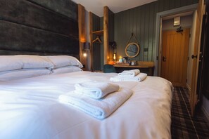 Habitación doble estándar | Decoración personalizada, muebles diferentes, escritorio y wifi gratis