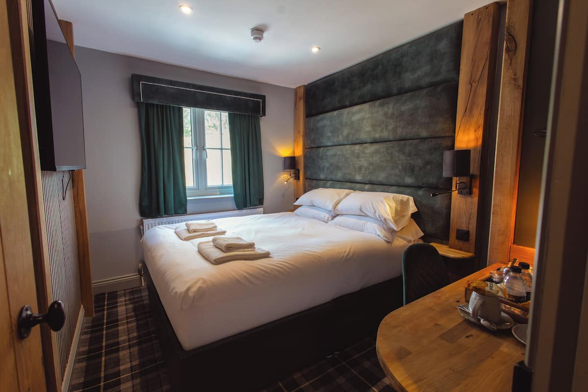 Standard Double Room | 1 bedroom, individually decorated, individually furnished, desk