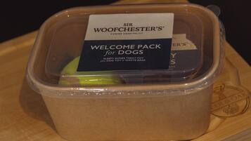 Un récipient en plastique portant l’étiquette « Woolchesters » est posé sur une surface en bois.