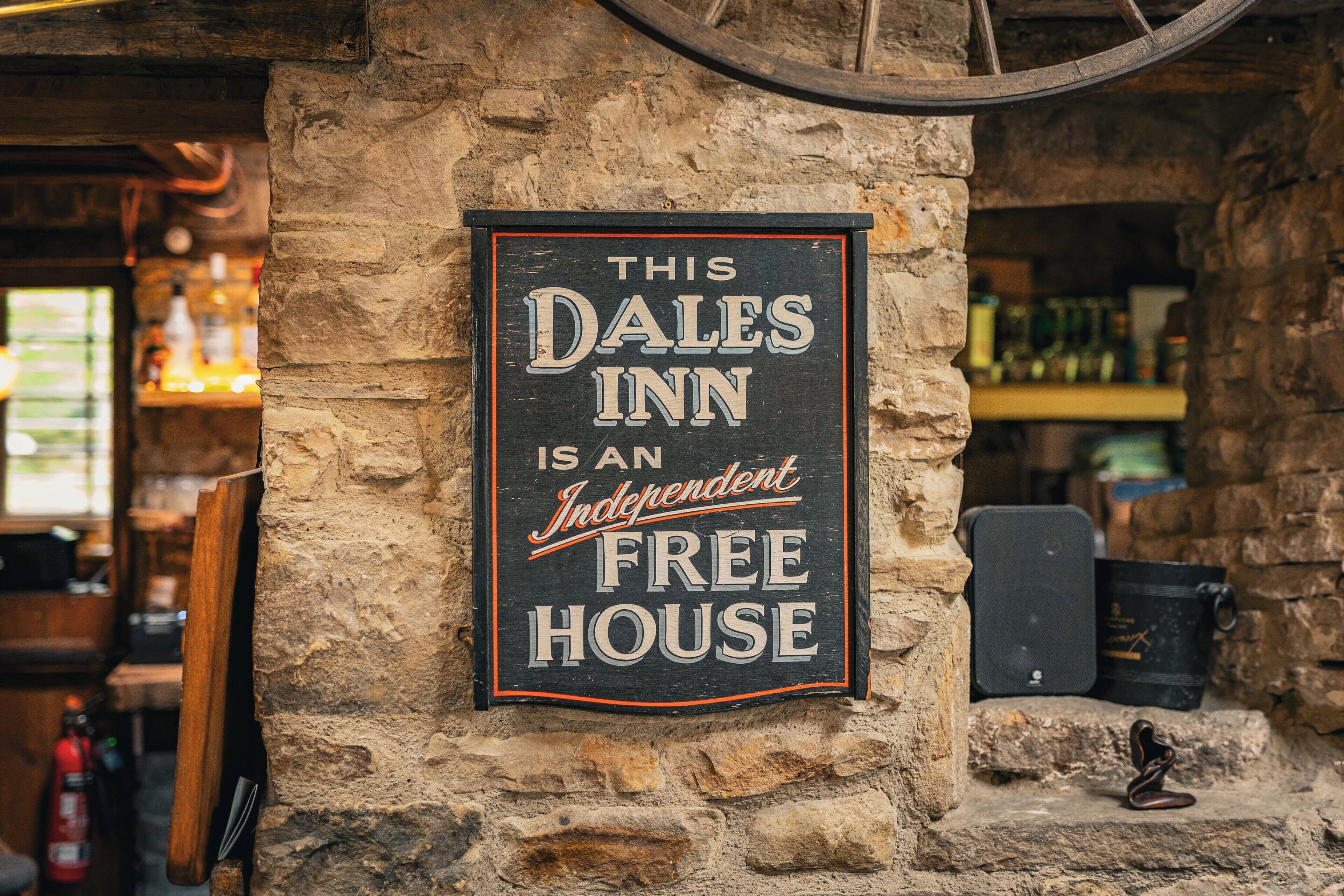 A sign stating "This Dales Inn is an independent free house."