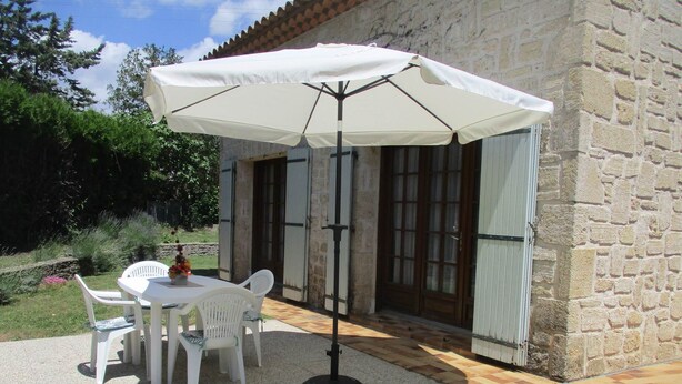 Outdoor dining - Gite les Lavandes, 4 Personnes (VALROS)