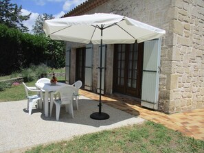Outdoor dining - Gite les Lavandes, 4 Personnes (VALROS)