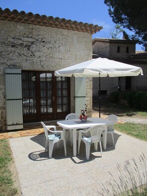 Outdoor dining - Gite les Lavandes, 4 Personnes (VALROS)