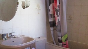 Un baño con lavamanos, inodoro y bañera.
