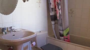 Een haardroger, handdoeken