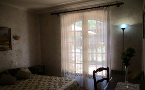 1 bedroom, iron/ironing board, free WiFi - Chambres D'hôtes Double (VALROS)