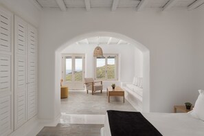 6 عدّة غرف نوم وخزنة داخل الغرفة ومكتب ومكواة/لوح كي