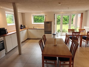 Full-size fridge, microwave, oven, stovetop