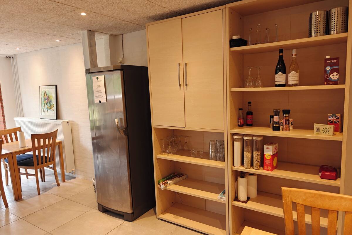 Full-sized fridge, microwave, oven, stovetop