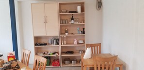 Full-sized fridge, microwave, oven, stovetop - Kyndestoft Bed &  Breakfast (Holstebro)