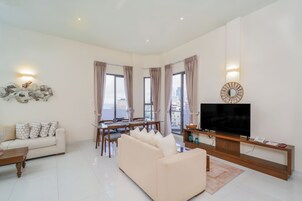 Executive Apartment | Living area | 46-inch flat-screen TV with cable channels, pay movies
