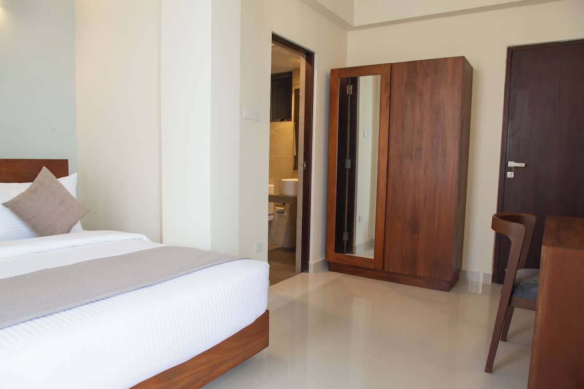 Cofres nos quartos, escrivaninha, cortinas blackout