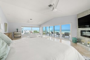 6 soverom, skrivebord, strykejern/-brett og reiseseng for barn