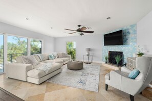 Smart-TV, Kamin, Bücher