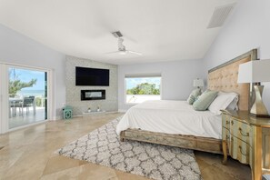 6 bedrooms, desk, iron/ironing board, travel cot