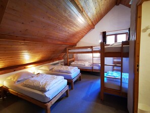 8 bedrooms, iron/ironing board, free WiFi, bed sheets - Chalet Avec Vues a 360 Degree sur les Montagnes Environnantes (Les Vigneaux)