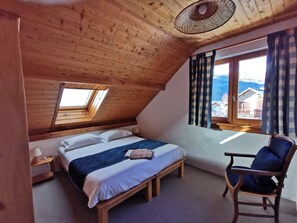 8 bedrooms, iron/ironing board, free WiFi, bed sheets - Chalet Avec Vues a 360 Degree sur les Montagnes Environnantes (Les Vigneaux)