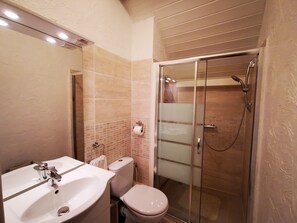 Suihku, hiustenkuivaaja, pyyhkeet, vessapaperi